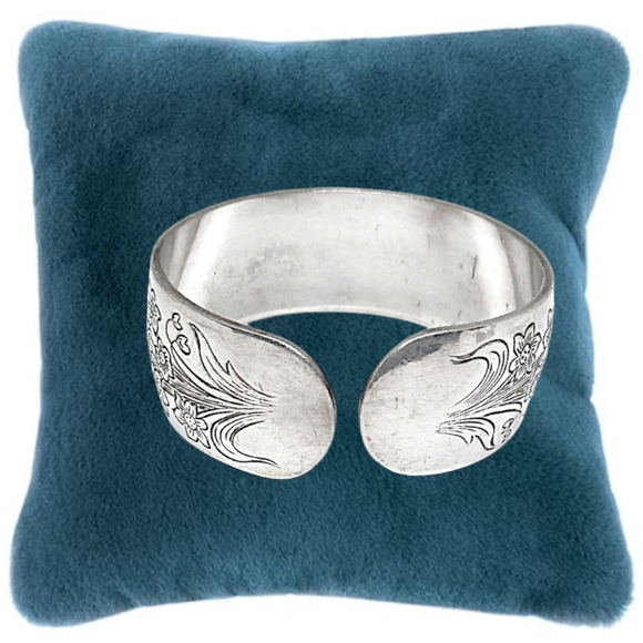 Narcissus Flower Open Cuff Bracelet - Picture 4 of 7